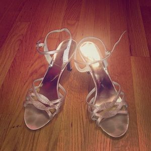 Perfect gold satin heels 👠✨